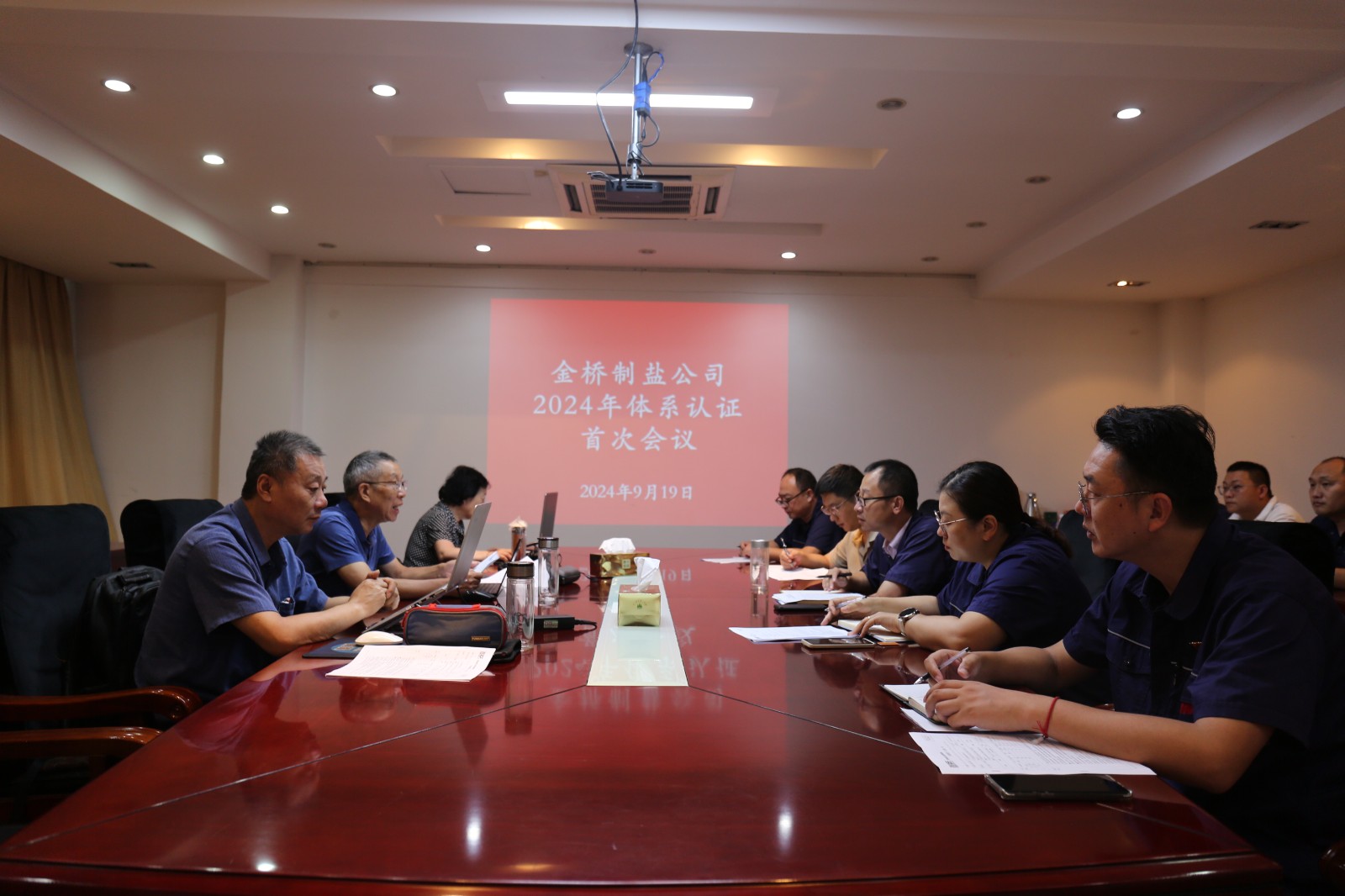 近日，金橋制鹽公司通過北京世標(biāo)認(rèn)證中心審核，給予食品安全管理體系、環(huán)境管理體系和職業(yè)健康安全管理體系認(rèn)證“保持認(rèn)證資格”的監(jiān)督審核結(jié)論，給予質(zhì)量管理體系認(rèn)證“再次注冊”的再認(rèn)證審核結(jié)論。通過審核，是對公司精細(xì)化管理成果的檢驗，促進(jìn)公司內(nèi)控管理水平持續(xù)提升。（李曉月）